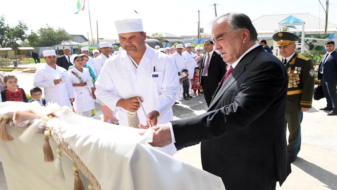 Rudaki ilçesinin Choryakkoron köyünde askeri personel için yeni bir konut binasının açılışı