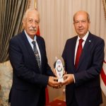 Cumhurbaşkanı Ersin Tatar, Türk Dünyası şiir ödülünü kazanan Oktay Öksüzoğlu’nu kabul etti