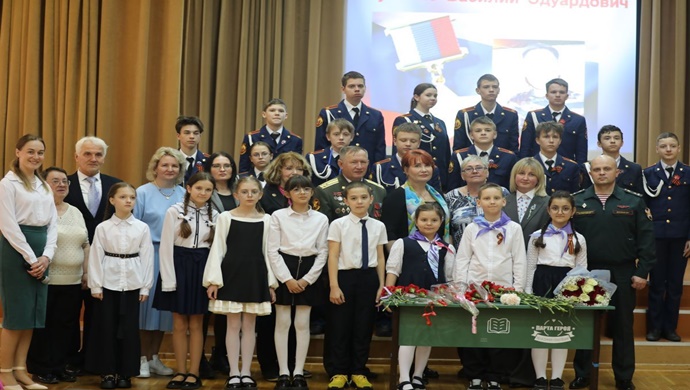 Moskova’da Birleşik Rusya’nın girişimiyle Rusya Federasyonu Kahramanı onuruna bir Kahraman Masası kuruldu