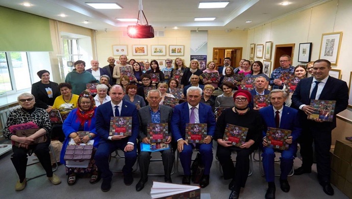 Birleşik Rusya’nın yardımıyla Pyotr Ershov’un masallarına dayanan bir sanat albümü Tyumen’de yayınlandı