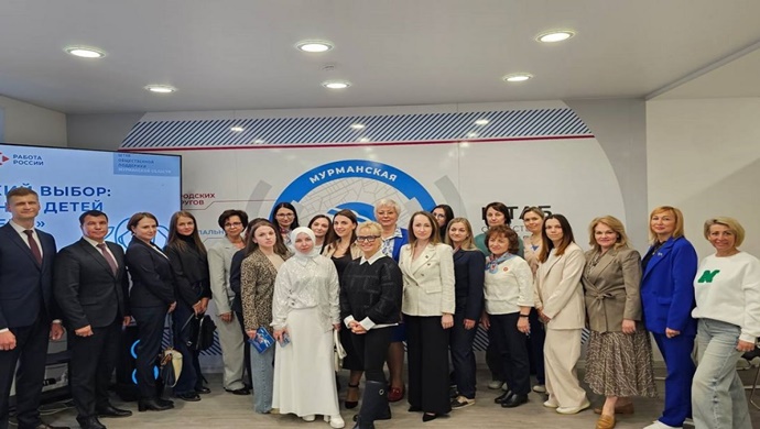 Murmansk’taki Birleşik Rusya Kamu Destek Merkezi’nde çocuklu ailelere destek için yeni tedbirler tartışıldı