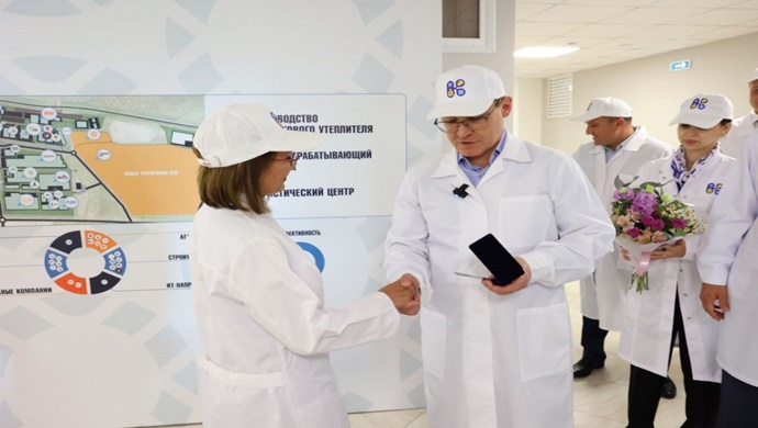 Vladimir Yakushev, Orenburg’daki bir süt fabrikasının çalışanlarına Birleşik Rusya parti kartını takdim etti